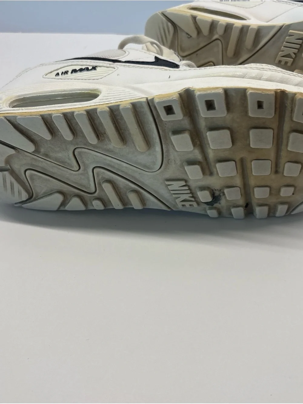 Nike White and Black Air Max Retro Runner men’s size 8.5 women’s size 10